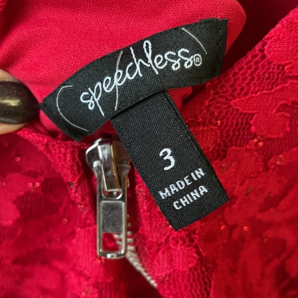 Red lace dress - Picture 5 of 6